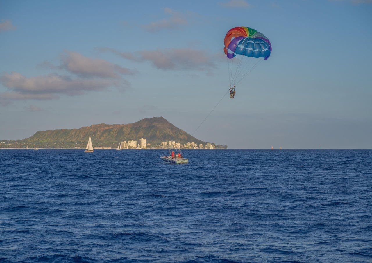 Parasailing in Waikīkī. Photo by Theodore Trimmer (Shutterstock)