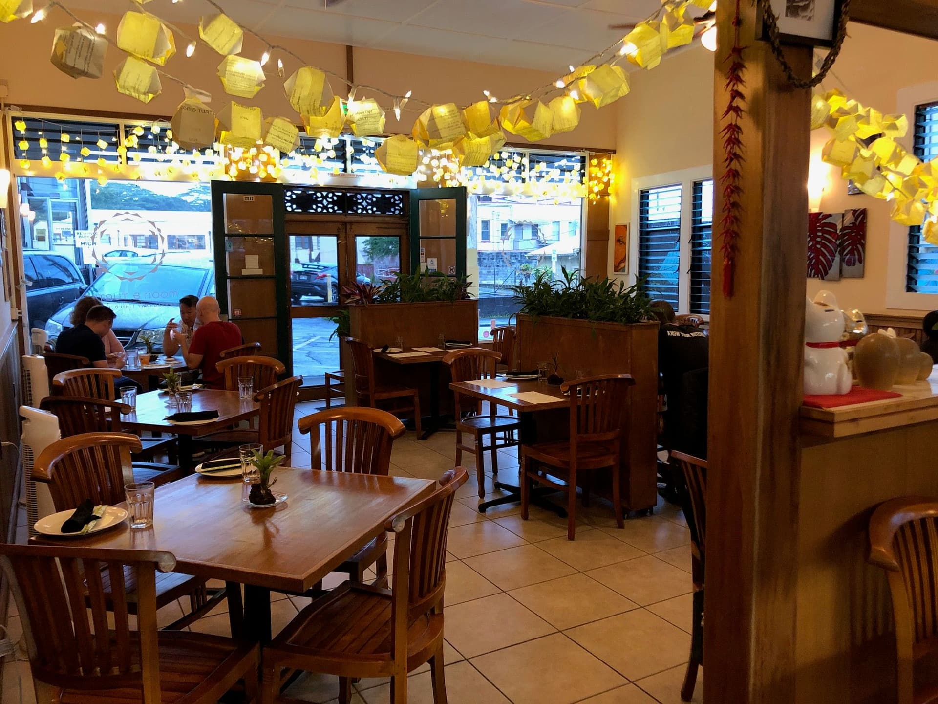The dining room at Moon and Turtle restaurant in hilo hawaii.