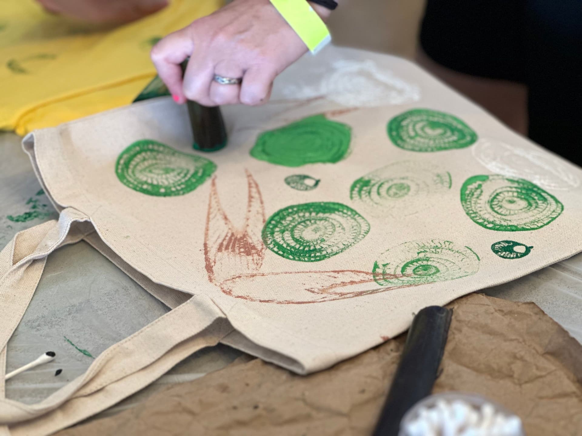 Banana stalk printing on a white tote bag with green ink at the Oʻahu Banana Festival.
