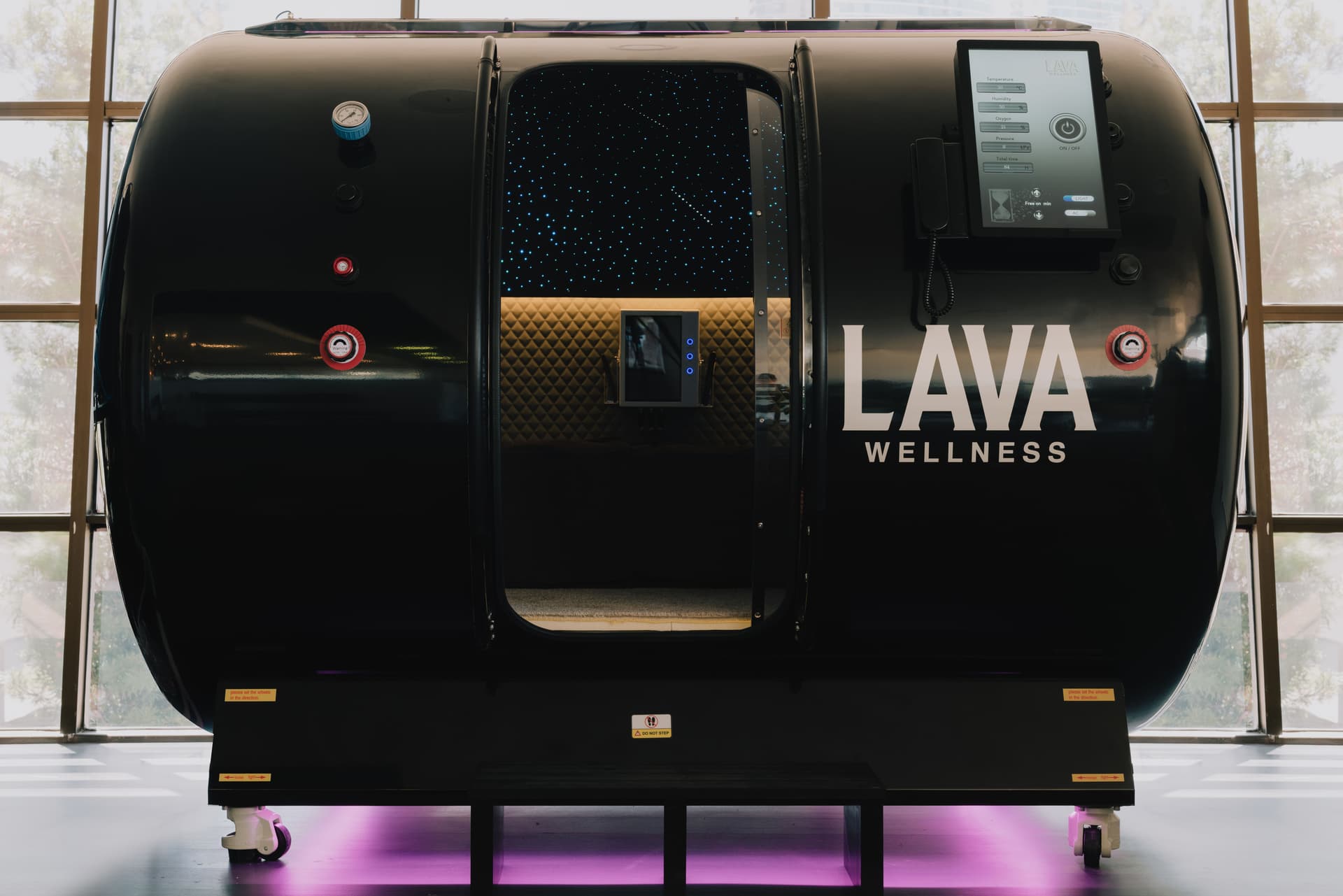 Hyperbaric oxygen therapy chamber