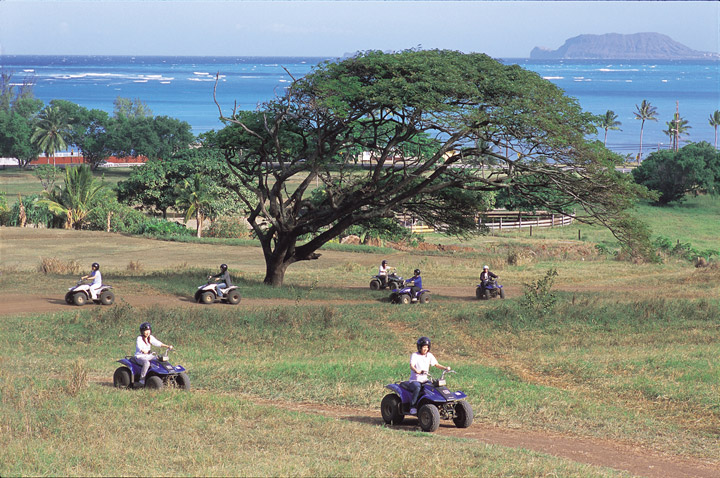 Even beginners can enjoy the activities at Kualoa Ranch. Photo courtesy of Hawaii Tourism Japan (HTJ)