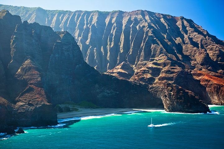 Sailing the Na Pali coast. Photo courtesy of Hawaii Tourism Authority (HTA) / Tor Johnson.