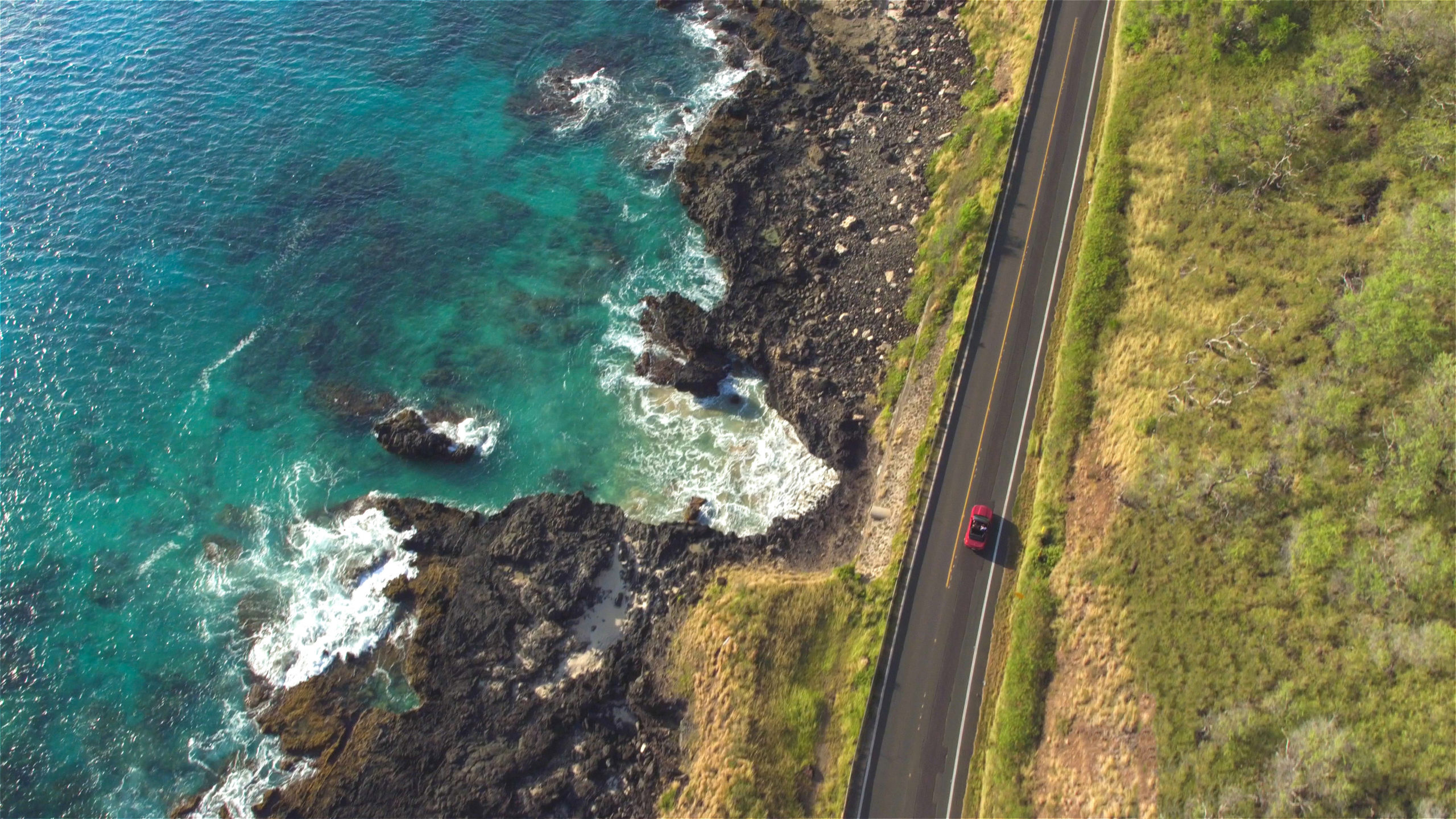 Гавайи дорога. Прибрежная дорога. Железная дорога над океаном. Photo from above the Rocky Sea. Не имеет стока в океан